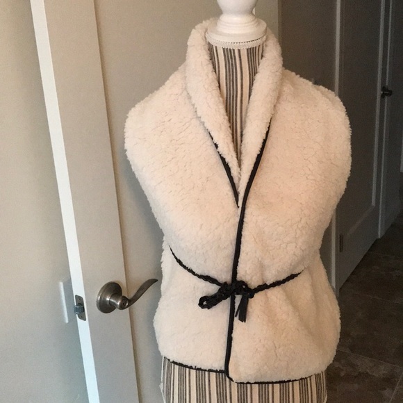 1 left! ⛄️ 🍁Women’s soft&comfy Sherpa Vest w/belt - Picture 5 of 8